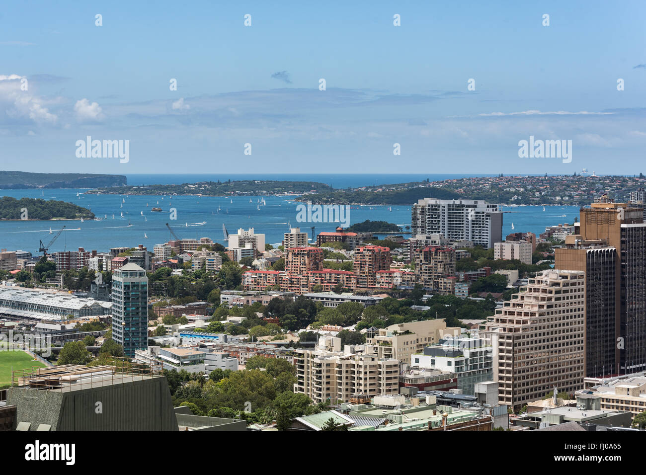 Le port de Sydney avec les navires et les yachts et les bâtiments adjacents de hauteur Banque D'Images