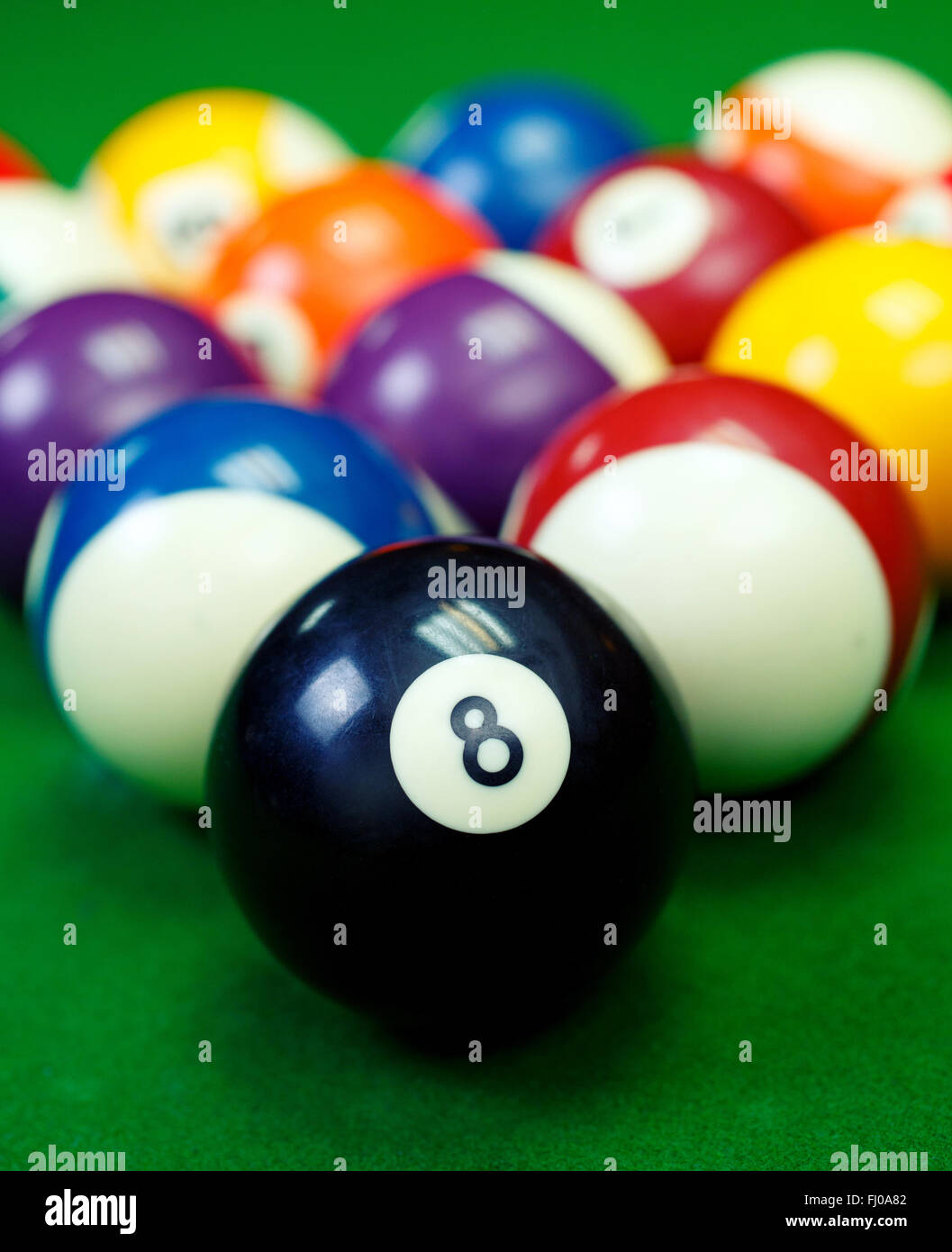 Boules de billard sur une table de billard vert, gros plan Banque D'Images