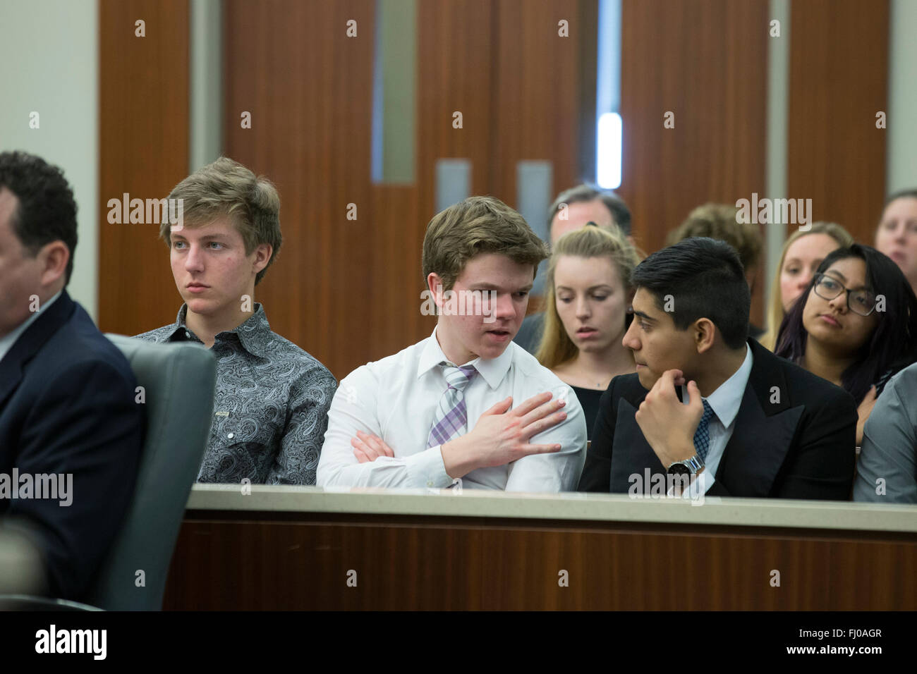 L'écoute des adolescents à la procédure dans le comté d'audience parlent pendant un procès simulé pour les élèves du secondaire au Texas Banque D'Images