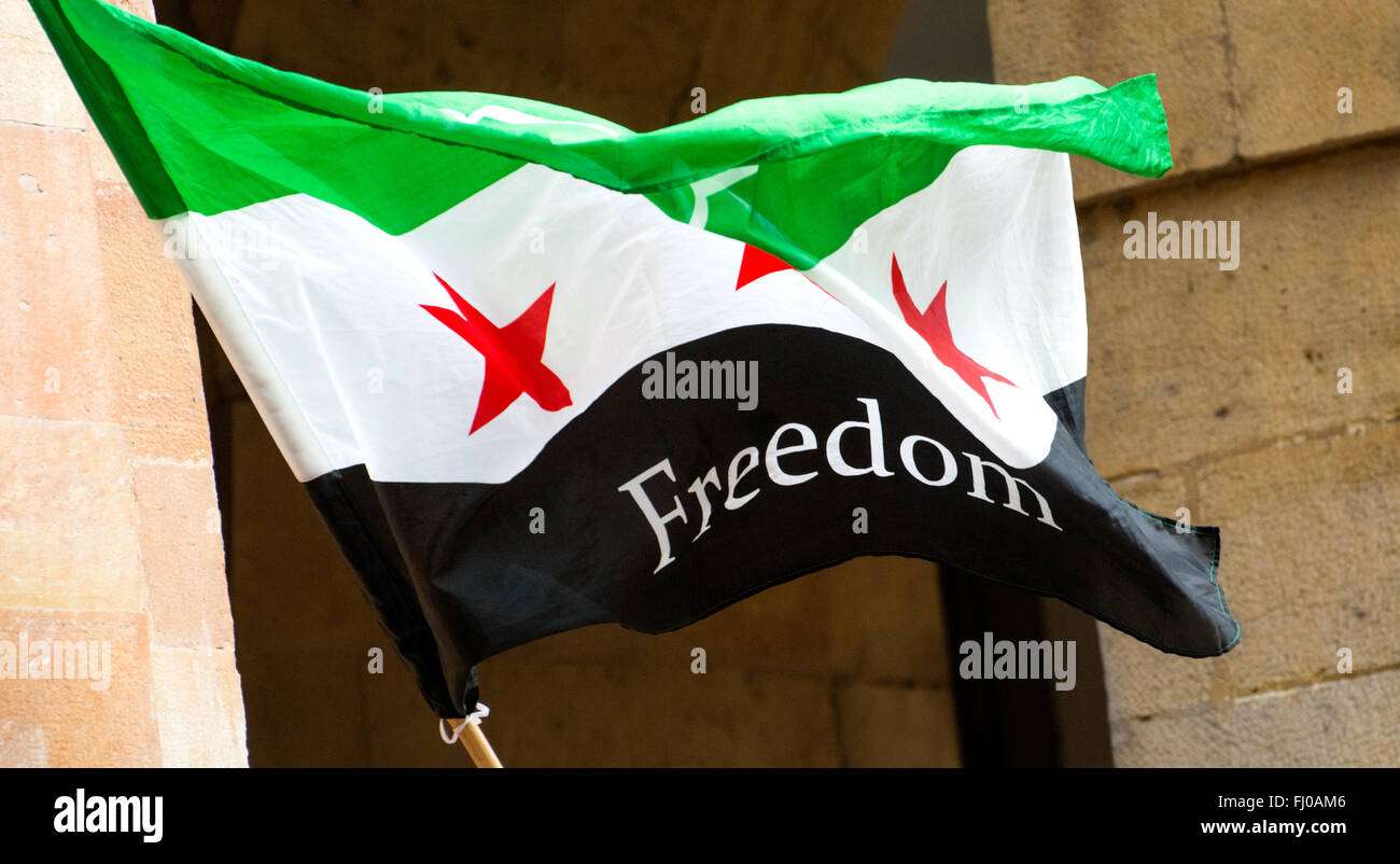 Oviedo, Espagne. 27 Février, 2016. Drapeau de la République arabe syrienne utilisés par l'opposition syrienne au cours de la marche européenne en faveur des droits des réfugiés à Oviedo, Espagne, le 27 février 2016. Crédit : David Gato/Alamy Live News Banque D'Images