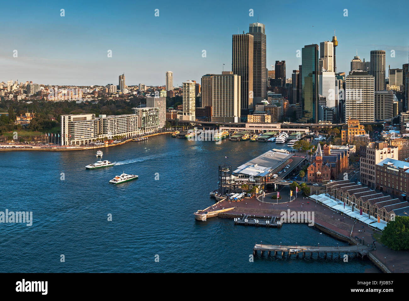 Ville de Sydney Harbour Bridge, y compris coup de Quay, gratte-ciels et de l'opera house et quelques bateaux Banque D'Images