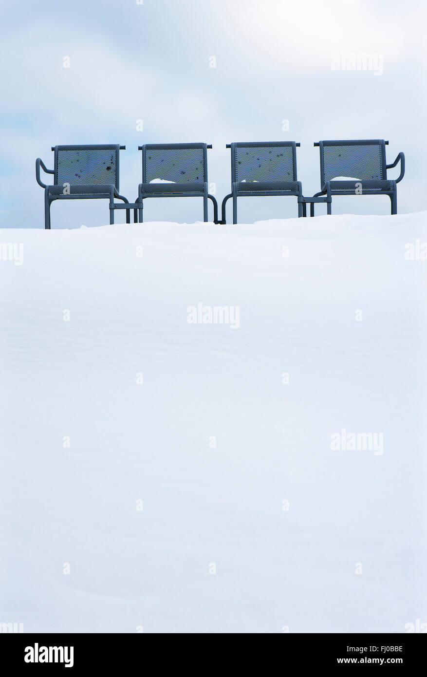 Rangée de sièges vides dans la neige Banque D'Images