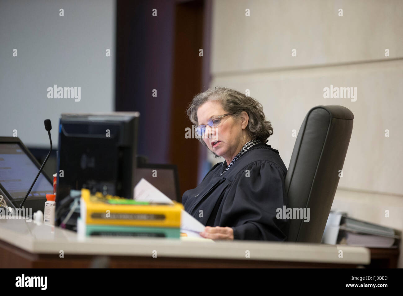 Femme juge préside un procès simulé pour les élèves du secondaire dans le comté d'audience à San Marcos, Texas Banque D'Images