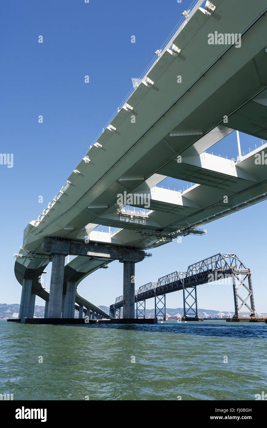 Avis de la superstructure du nouveau pont de la baie de San Francisco avec vieux pont en arrière-plan à partir de l'eau Banque D'Images