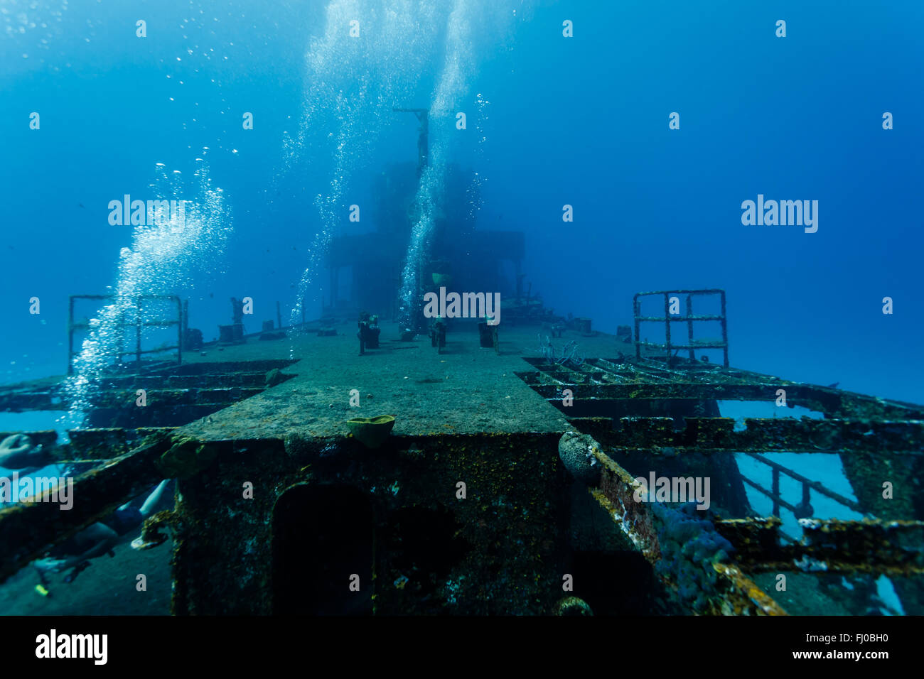 L'augmentation des bulles des plongeurs d'explorer grand naufrage dans les Caraïbes Banque D'Images
