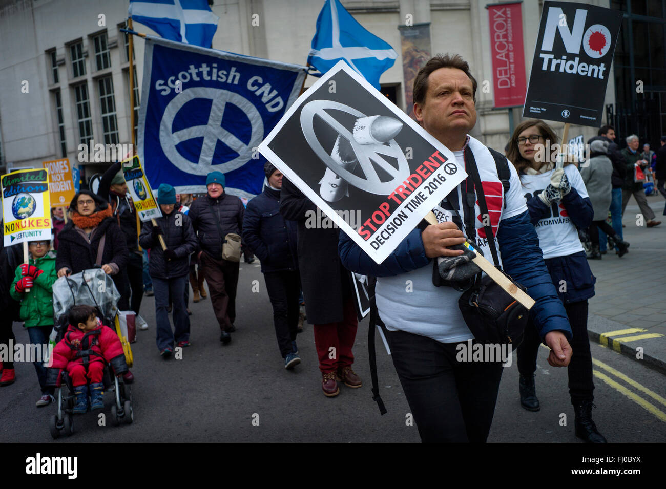Londres, Royaume-Uni. Feb 27, 2016. Trident d'arrêt de mars à Marble Arch, vu ici, Trafalgar Square, au centre de Londres aujourd'hui. 27 février 2016 Des milliers de jeunes et vieux protester contre la poursuite de missiles nucléaires Trident le système actuellement utilisé par le gouvernement britannique. Crédit : BRIAN HARRIS/Alamy Live News Banque D'Images