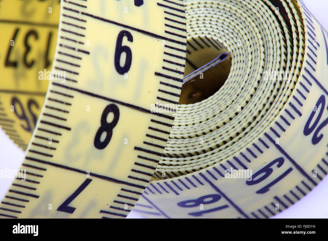 Ruban de mesure isolé sur fond blanc Banque D'Images