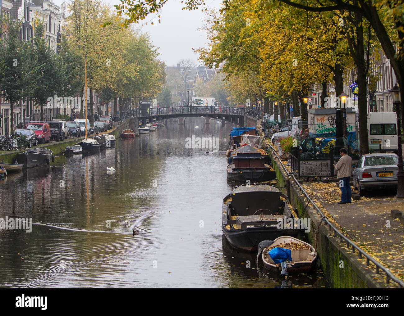 Bateaux amarrés le long d'un des nombreux canaux d'Amsterdam Banque D'Images