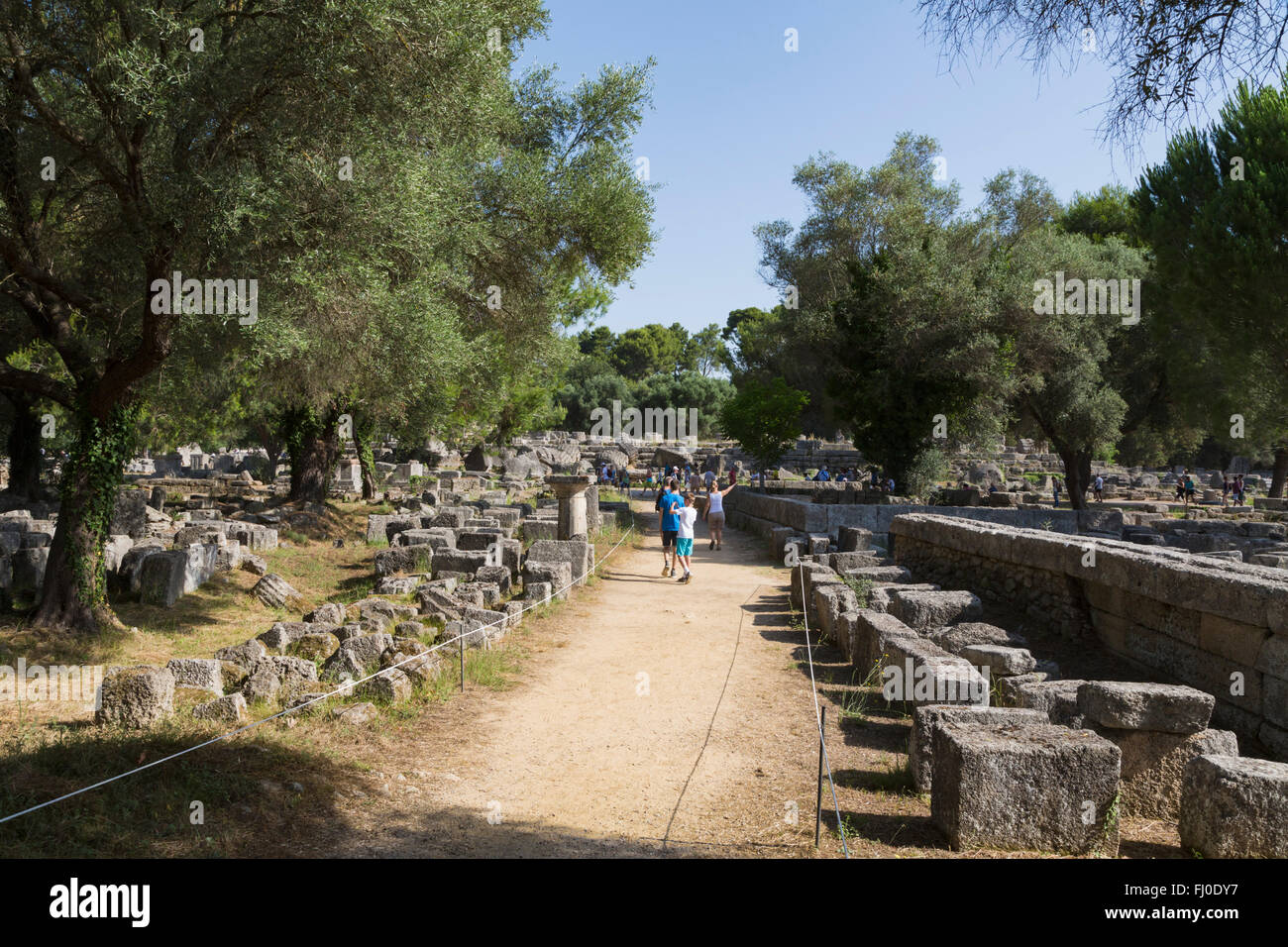 Olympie, Péloponnèse, Grèce. Ancienne Olympie. Des groupes de visiteurs se promener à travers les ruines. Banque D'Images