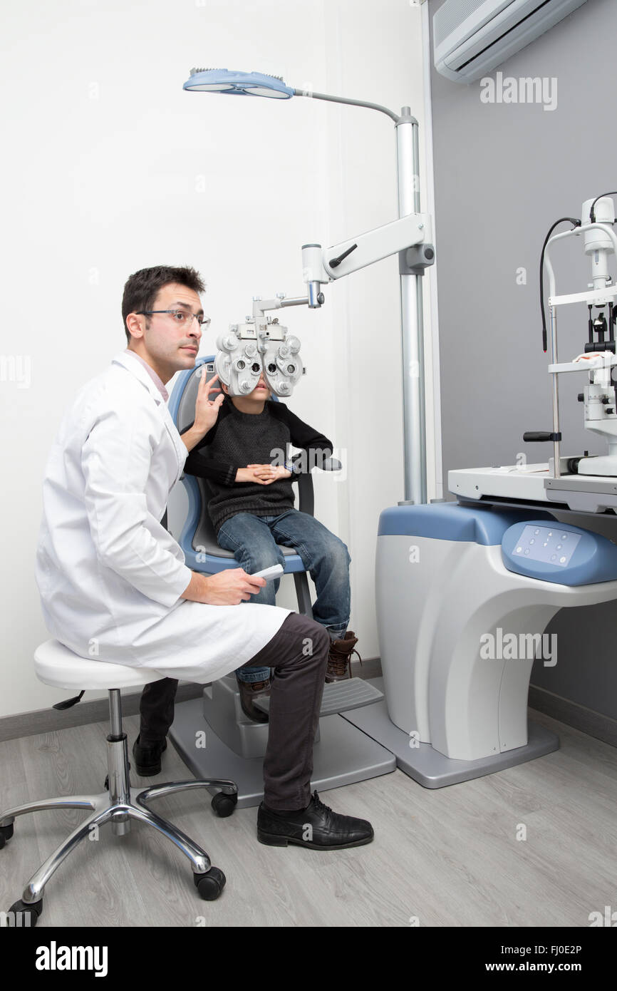 L'examen de la vue du jeune optométriste Banque D'Images