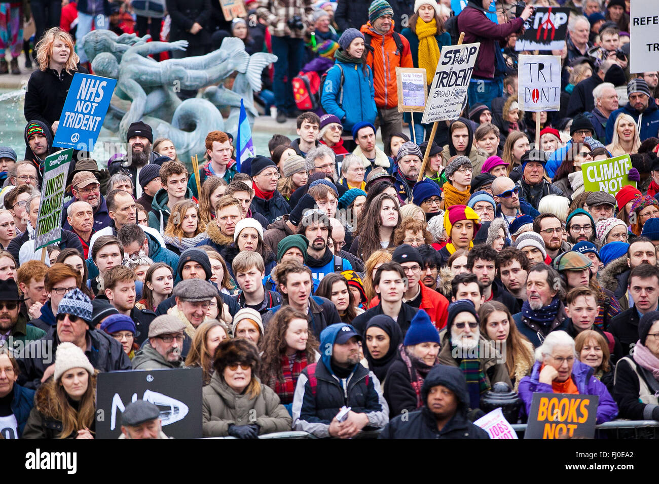 Londres, Royaume-Uni. Feb 27, 2016. Des milliers de personnes, rejoint par des responsables politiques, y compris Jeremy Corbyn et Nicola Sturgeon, et les dirigeants des syndicats de masse assister à une manifestation nationale contre le renouvellement d'armes nucléaires Trident dans la région de Marble Arch et de rassemblement à Trafalgar Square. La manifestation organisée par la campagne pour le désarmement nucléaire et appuyé par Coalition contre la guerre. Credit : Dinendra Haria/Alamy Live News Banque D'Images