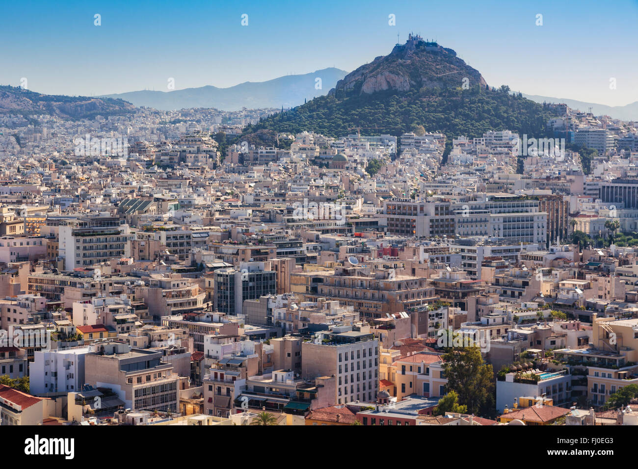 Athènes, Attique, Grèce. Vue sur Athènes depuis l'Acropole à 277 mètres de haut, le mont Lycabette Banque D'Images