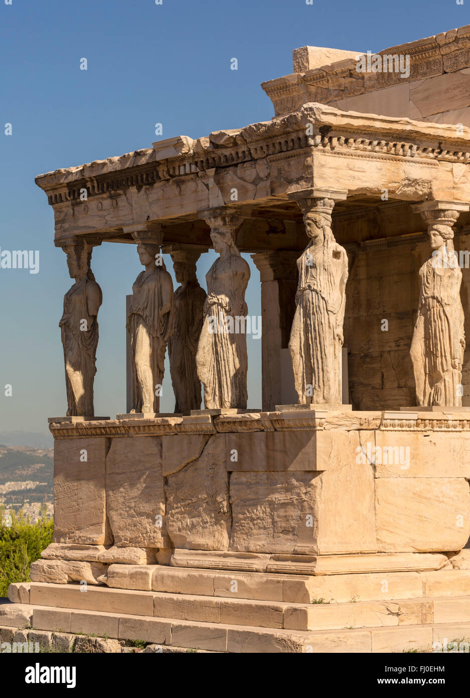 Athènes, Attique, Grèce. Porche de cariatides à l'extrémité sud de l'Erechtheion sur l'Acropole. Ce sont des copies. L'ou Banque D'Images