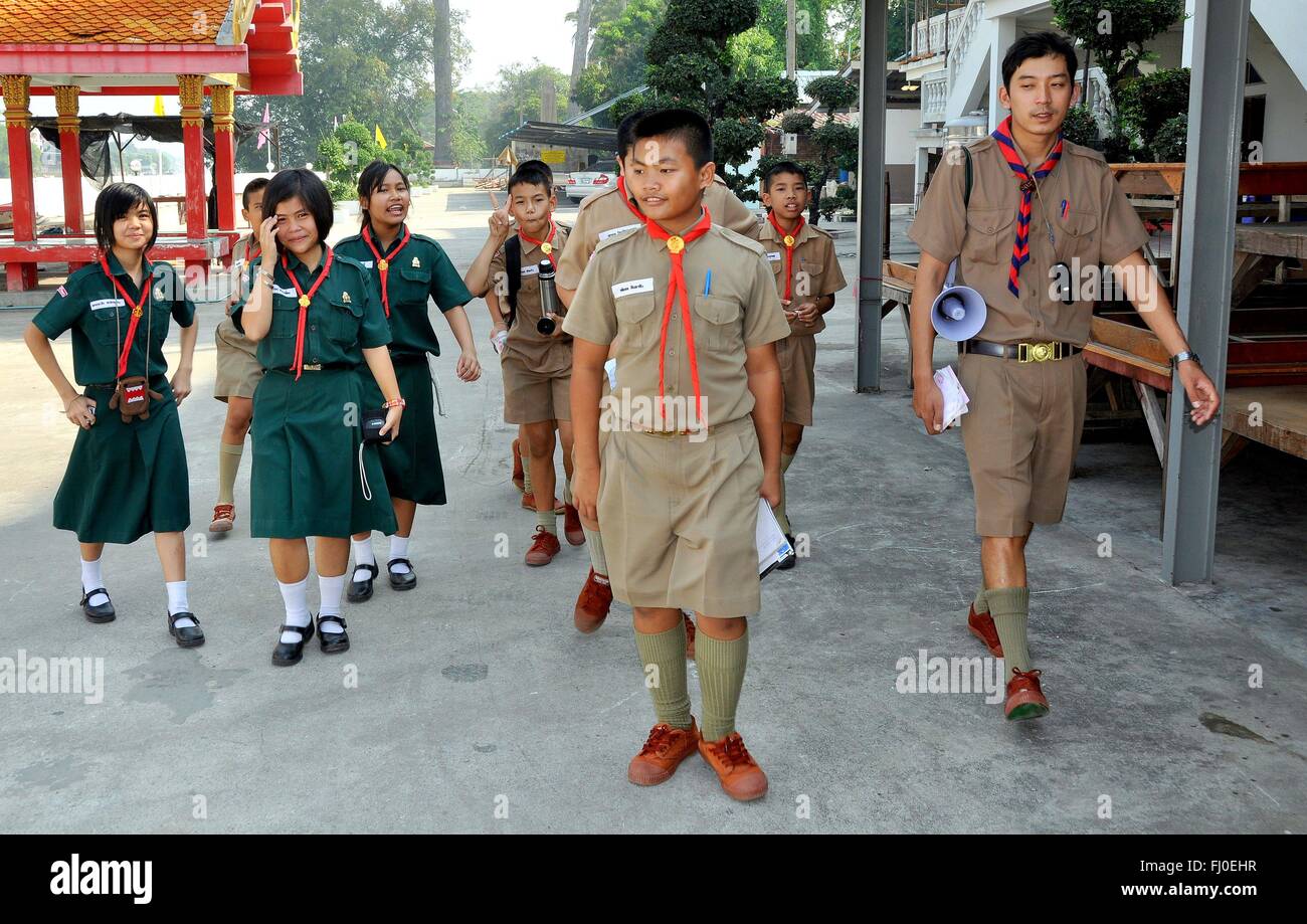 Ayutthaya, Thaïlande : une troupe de Thai Boy and Girl Scouts portant leur uniforme d'un Wat Banque D'Images