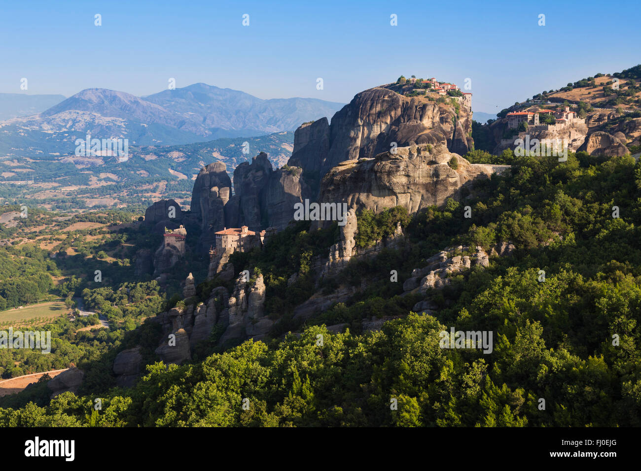 Météores, Thessalie, Grèce. Panorama montrant quatre des six monastères toujours utilisés. Banque D'Images