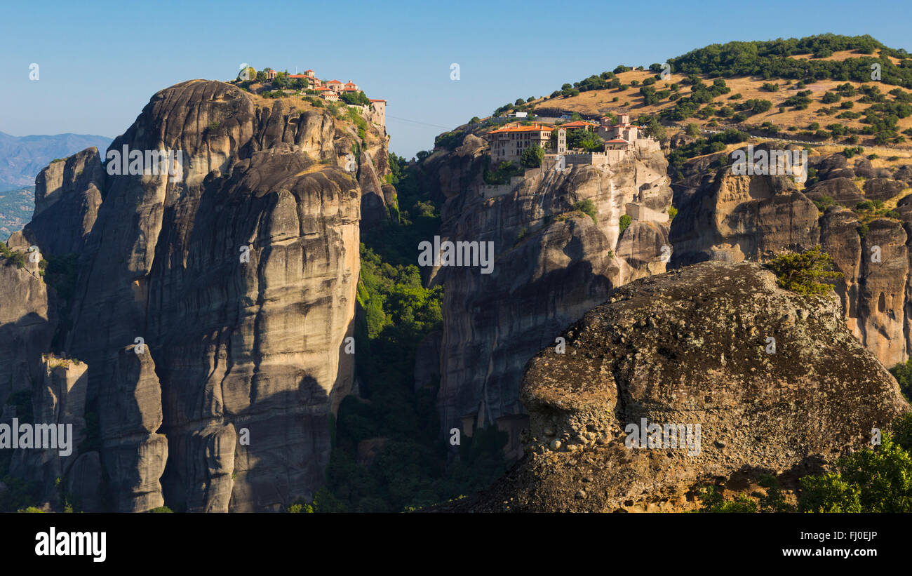 Météores, Thessalie, Grèce. Le monastère de Varlaam (à gauche) et le grand monastère de Meteora (droite). Banque D'Images