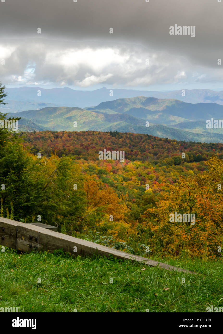 Blue Ridge Parkway rail de protection à l'automne près de la balle verticale Viaduc de Linn, section de la route Banque D'Images