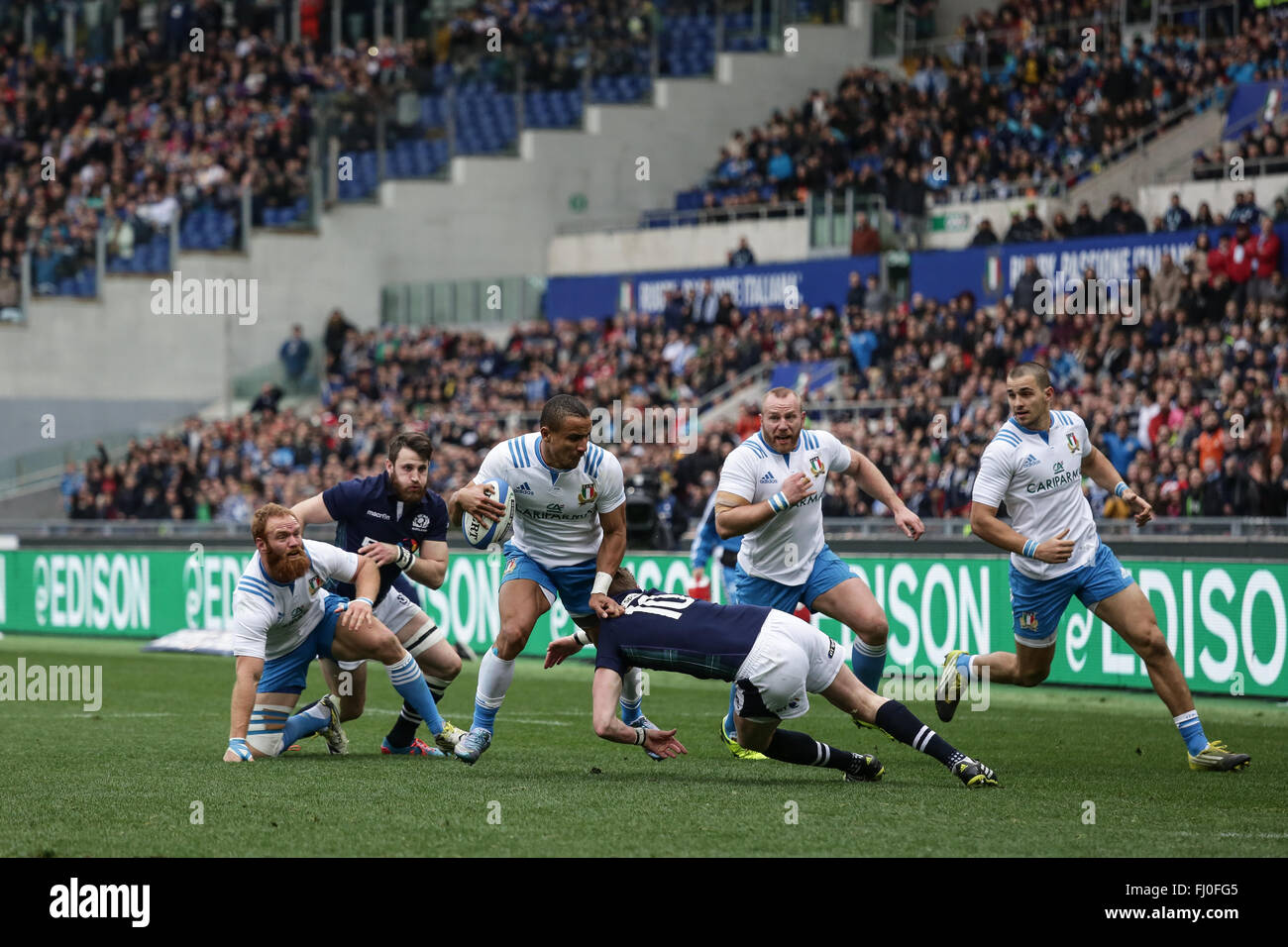 Rome, Italie.27er février 2016. L'utilitaire de l'Italie retour David Odiete tente une décharger à son coéquipier dans le match contre l'Ecosse dans le tournoi des Six Nations©Massimiliano Carnabuci/Alamy news Banque D'Images