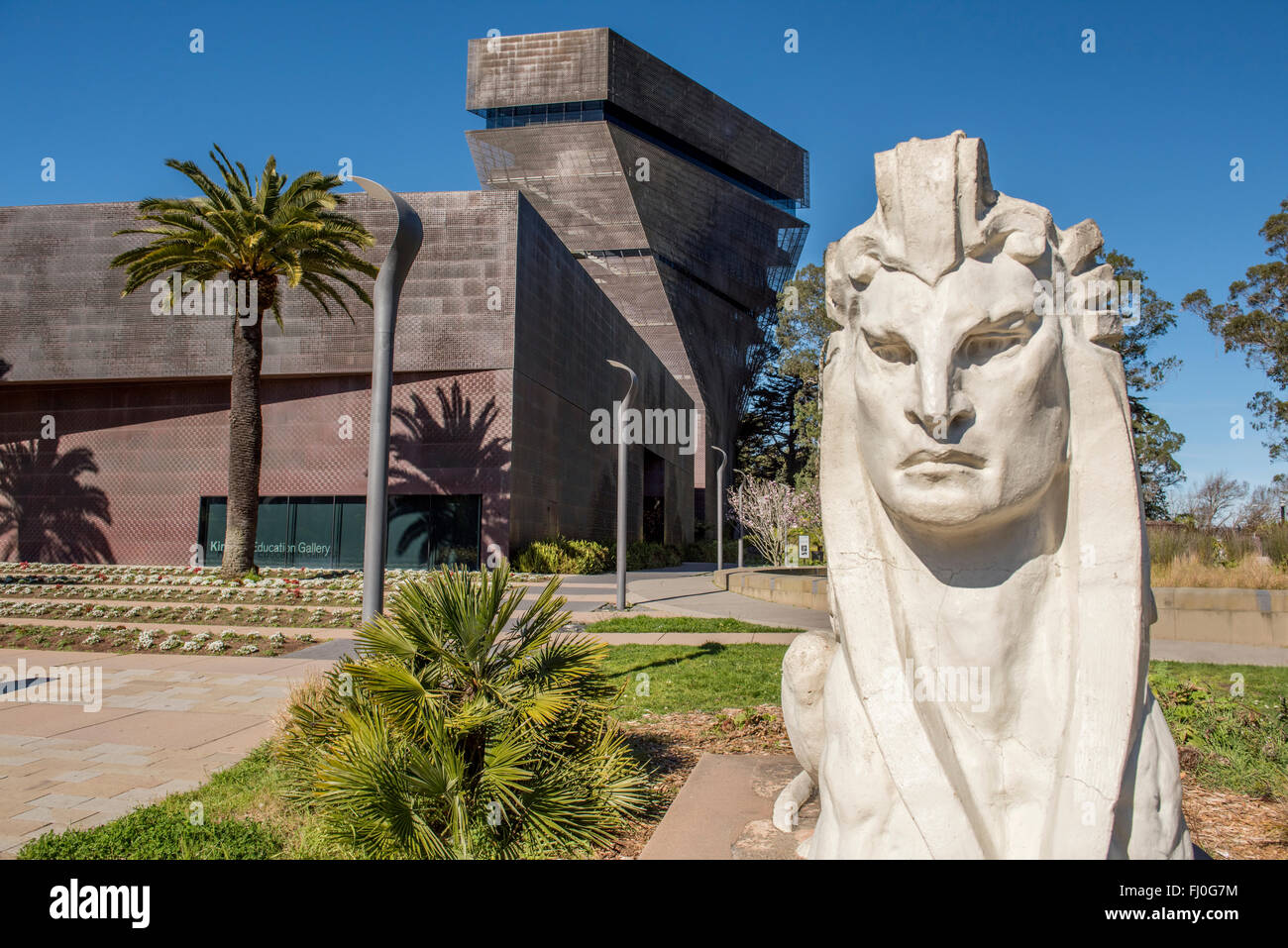 M.H. de Young Memorial Museum avec Sphinx sculpture en premier plan, le Golden Gate Park, San Francisco, California, USA Banque D'Images