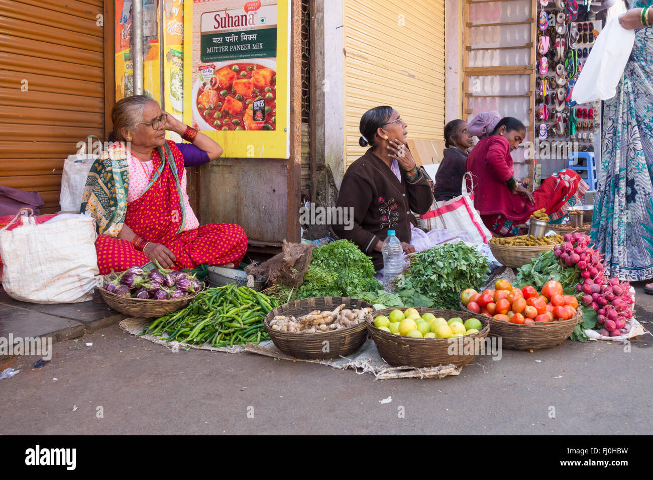 Les femmes de commerçants vendant des fruits et légumes au bord de la route au marché de Mahabaleshwar, Maharashtra, Inde Banque D'Images