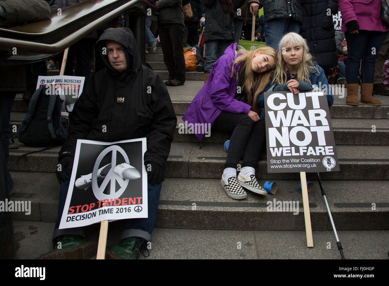 Londres, Royaume-Uni. Samedi, 27 février 2016. Arrêter Trident : CND manifestation contre le système d'armes nucléaires Trident. Des milliers de manifestants a fait cette Grande-bretagne anti-nucléaire, le plus grand rassemblement d'armes dans une génération. Les manifestants se sont réunis de loin pour protester contre le renouvellement du Trident. Ils se tenaient à Trafalgar Square à écouter des discours. Crédit : Michael Kemp/Alamy Live News Banque D'Images