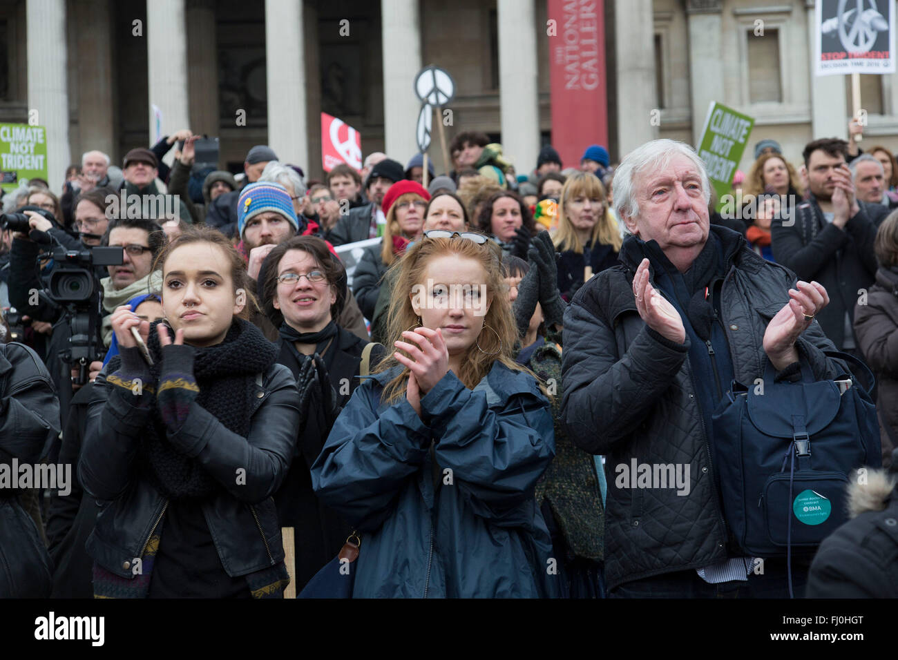 Londres, Royaume-Uni. Samedi, 27 février 2016. Arrêter Trident : CND manifestation contre le système d'armes nucléaires Trident. Des milliers de manifestants a fait cette Grande-bretagne anti-nucléaire, le plus grand rassemblement d'armes dans une génération. Les manifestants se sont réunis de loin pour protester contre le renouvellement du Trident. Ils se tenaient à Trafalgar Square à écouter des discours. Crédit : Michael Kemp/Alamy Live News Banque D'Images