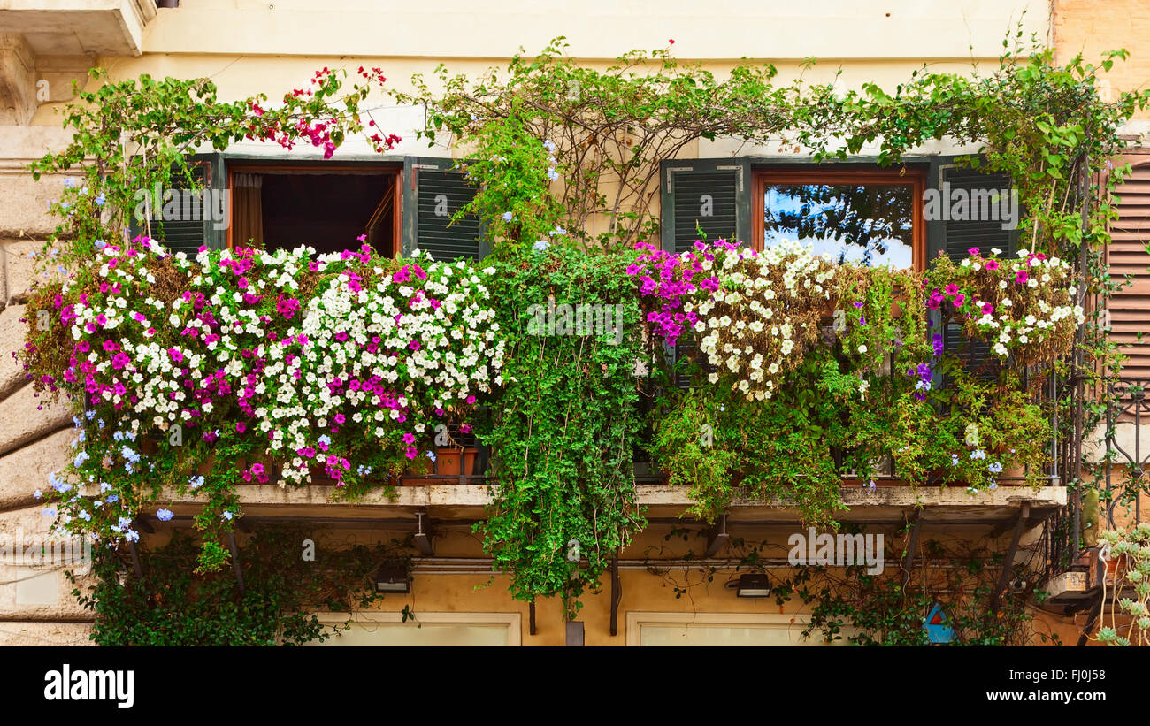 Beau balcon avec des fleurs étonnantes Banque D'Images