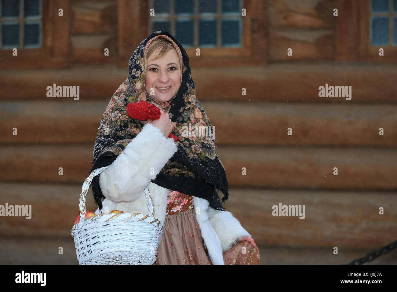 Jeune femme russe dans un foulard traditionnel russe, Moscou, Russie Banque D'Images