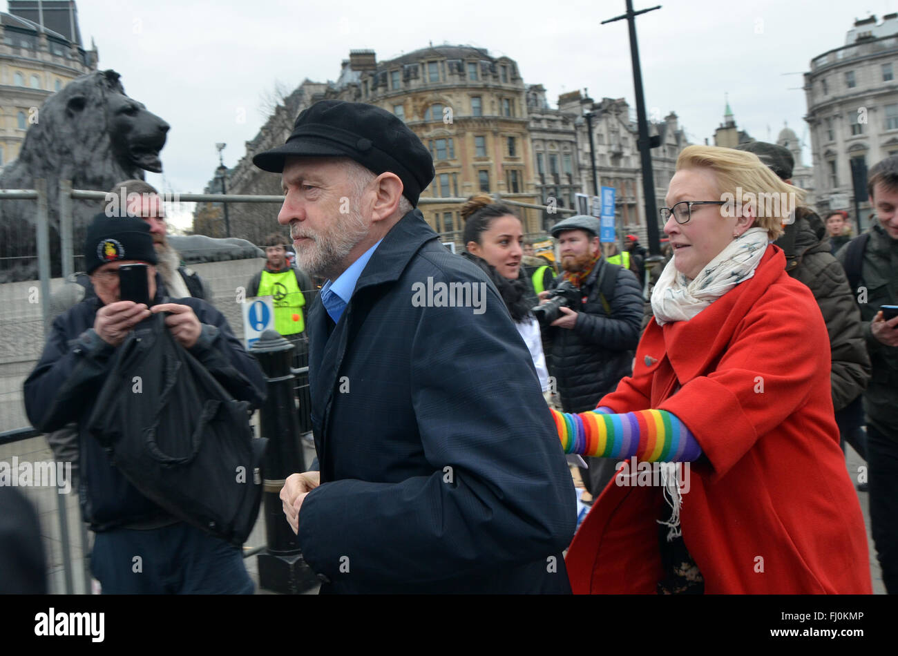 Jeremy Corby ressemble a souligné qu'il est assailli par des manifestants et presse comme il arrive à Trafalgar Square pour la campagne pour le désarmement nucléaire CND Arrêter le Trident de mars. Banque D'Images