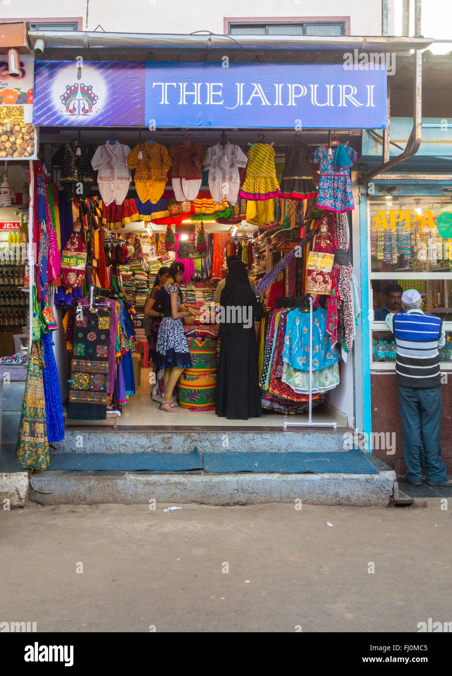 Vue de face d'une petite boutique vendant des routiers traditionnels colorés, tissus jaipuri à mahabaleshwar, Maharashtra, Inde Banque D'Images