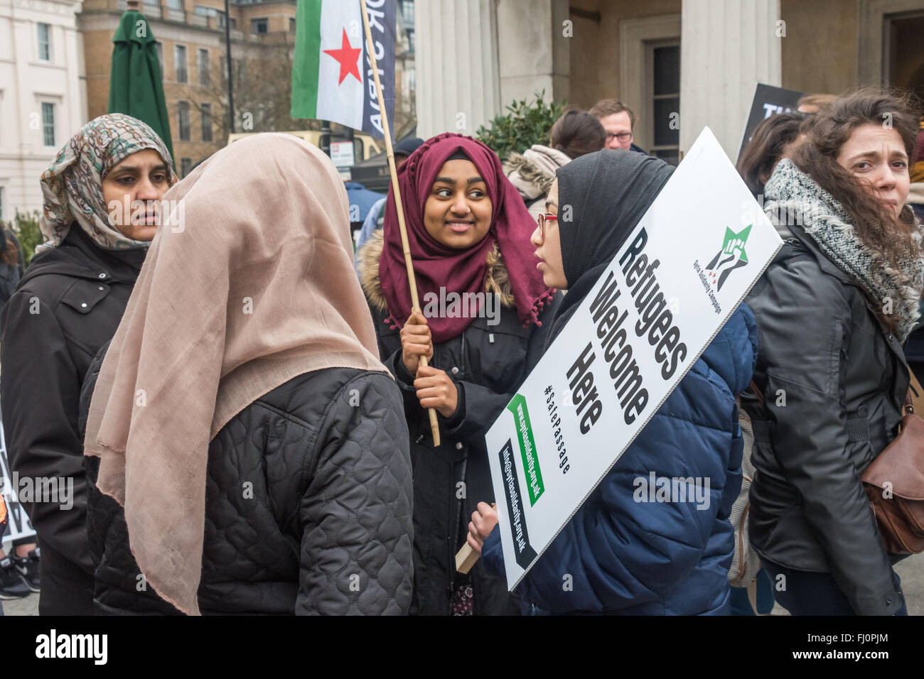 Londres, Royaume-Uni. 27 février 2016. Les gens se rassemblent à Hyde Park Corner à mars à un rassemblement à Marble Arch, le même jour, alors que les manifestations dans les autres villes d'Europe d'exiger que les autorités et les gouvernements prendre des mesures maintenant pour ouvrir un passage sûr à pied sécurisé pour tous les réfugiés et demandeurs d'asile cherchant une protection en Europe. Ils veulent mettre un terme aux décès dus aux frontières et que les réfugiés soient autorisés à conserver leurs biens et être réunis avec leurs familles. Peter Marshall, Alamy Live News Banque D'Images