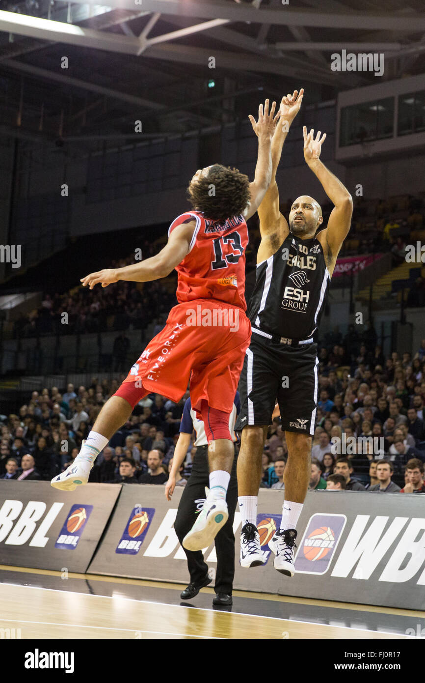 Glasgow, Royaume-Uni, le 27 janvier, 2015. Les Aigles de Newcastle vs Leicester Riders dans le baril en finale du Trophée 2016 à l'Emirates Arena. Des Aigles de Newcastle Charles Smith lance la balle, Leicester Riders Conner Washington passe à bloc. copyright Carol Moir/Alamy Live News. Banque D'Images