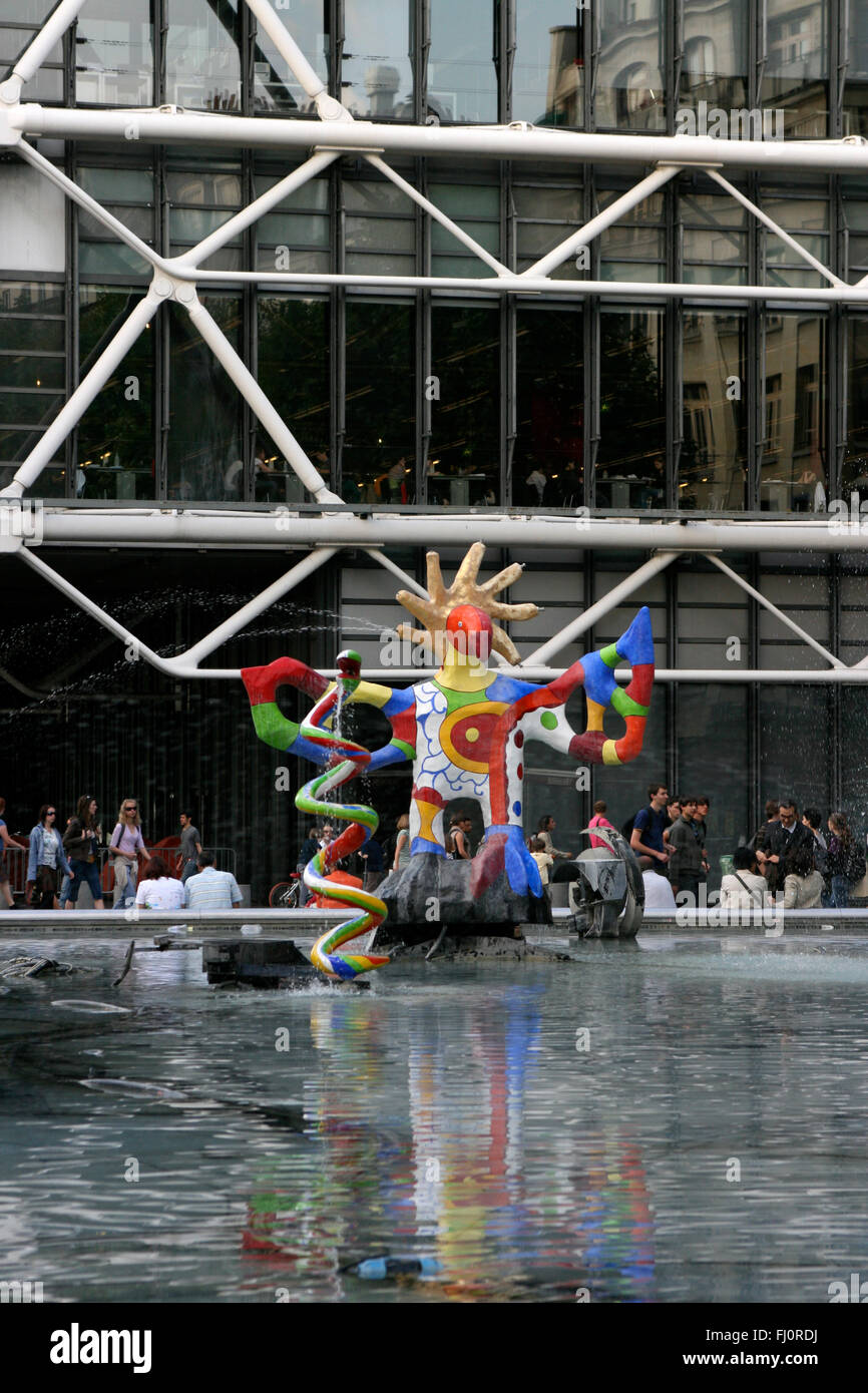 Sculpture colorée en fontaine à côté du Centre Pompidou à Paris Banque D'Images
