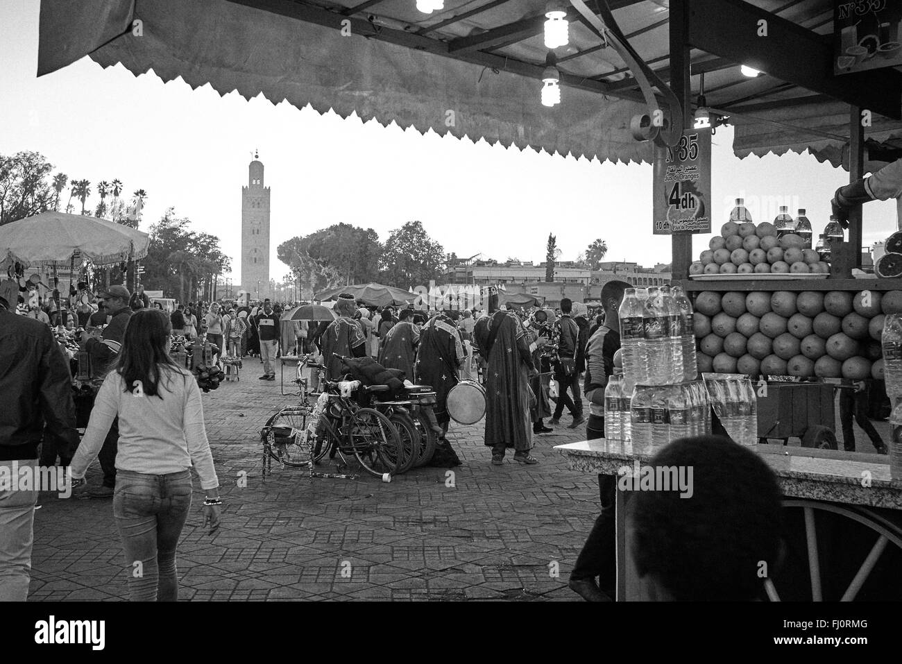 'Jeema el fna' - La Koutoubia dans la distance Banque D'Images