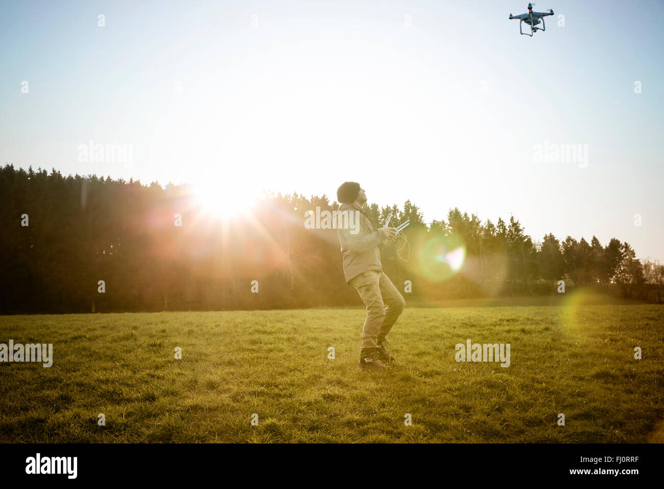 L'homme sur une prairie flying drone Banque D'Images