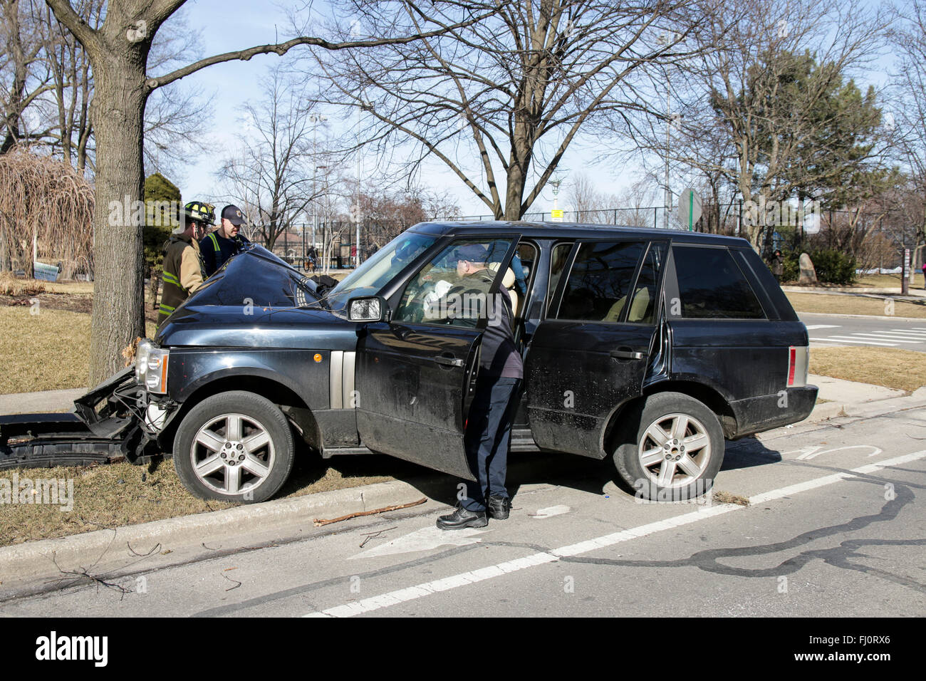Oak Park, Illinois, USA. 27 février 2016. Une Range Rover se repose sur un arbre de la promenade froissé à l'intersection de la rue Division et Elmwood Ave dans cette banlieue ouest de Chicago. De toute évidence, les SUV ont quitté la route sans ralentir, conduisant à de graves dommages et l'extrémité avant des débris de la voiture roulant tout à fait un peu plus loin le long de la Division. Heureusement, il n'y a pas eu de blessures graves pour le conducteur et les passagers, dont un bébé dans un siège de voiture. Les zones fusibles et airbags dans cette automobile moderne dans toute la probabilité de sauver des vies. Credit : Todd Bannor/Alamy Live News Banque D'Images