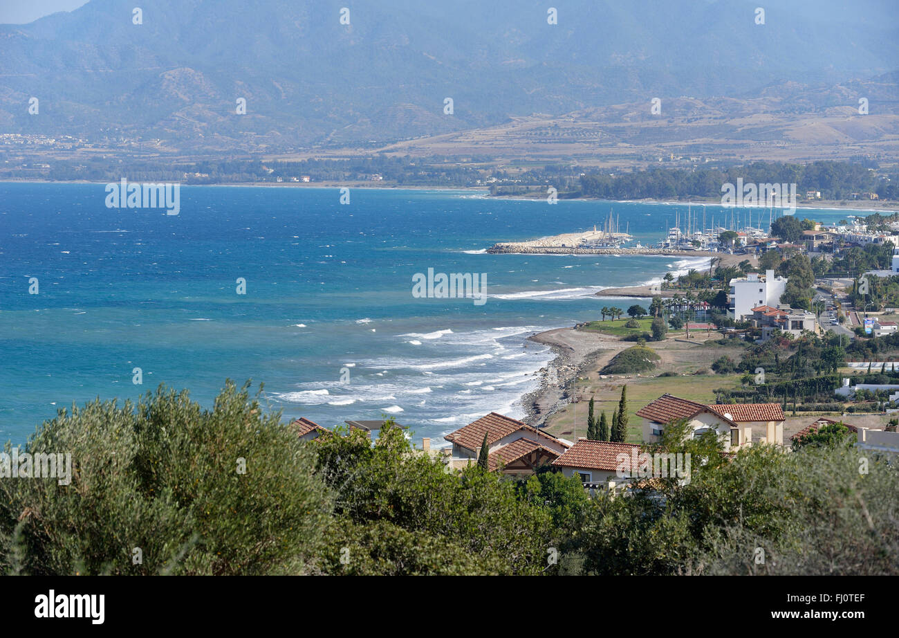 Chrysohou Bay avec plages et Marina de Latsi, à Chypre Banque D'Images