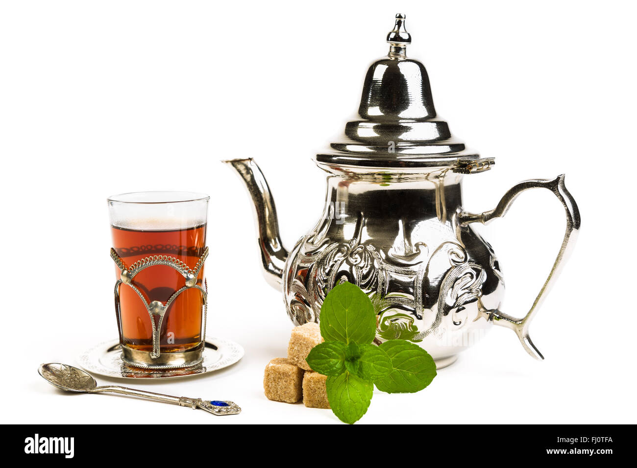 L'arabe traditionnel thé à la menthe sur white backgroun Banque D'Images