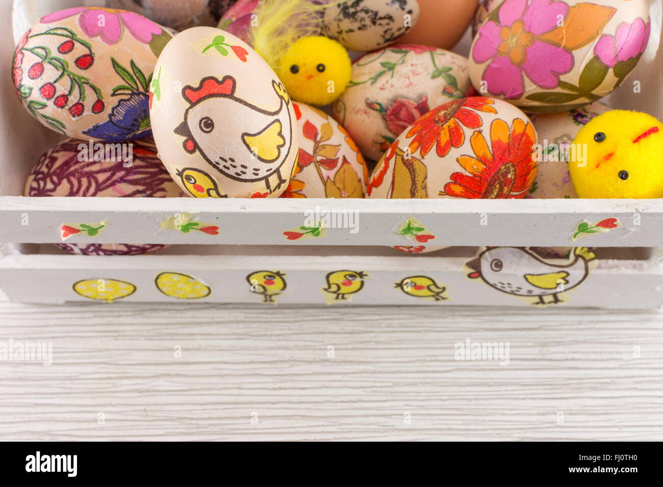 Oeufs de Pâques décorés de découpage en boîte en bois blanc décoré Banque D'Images