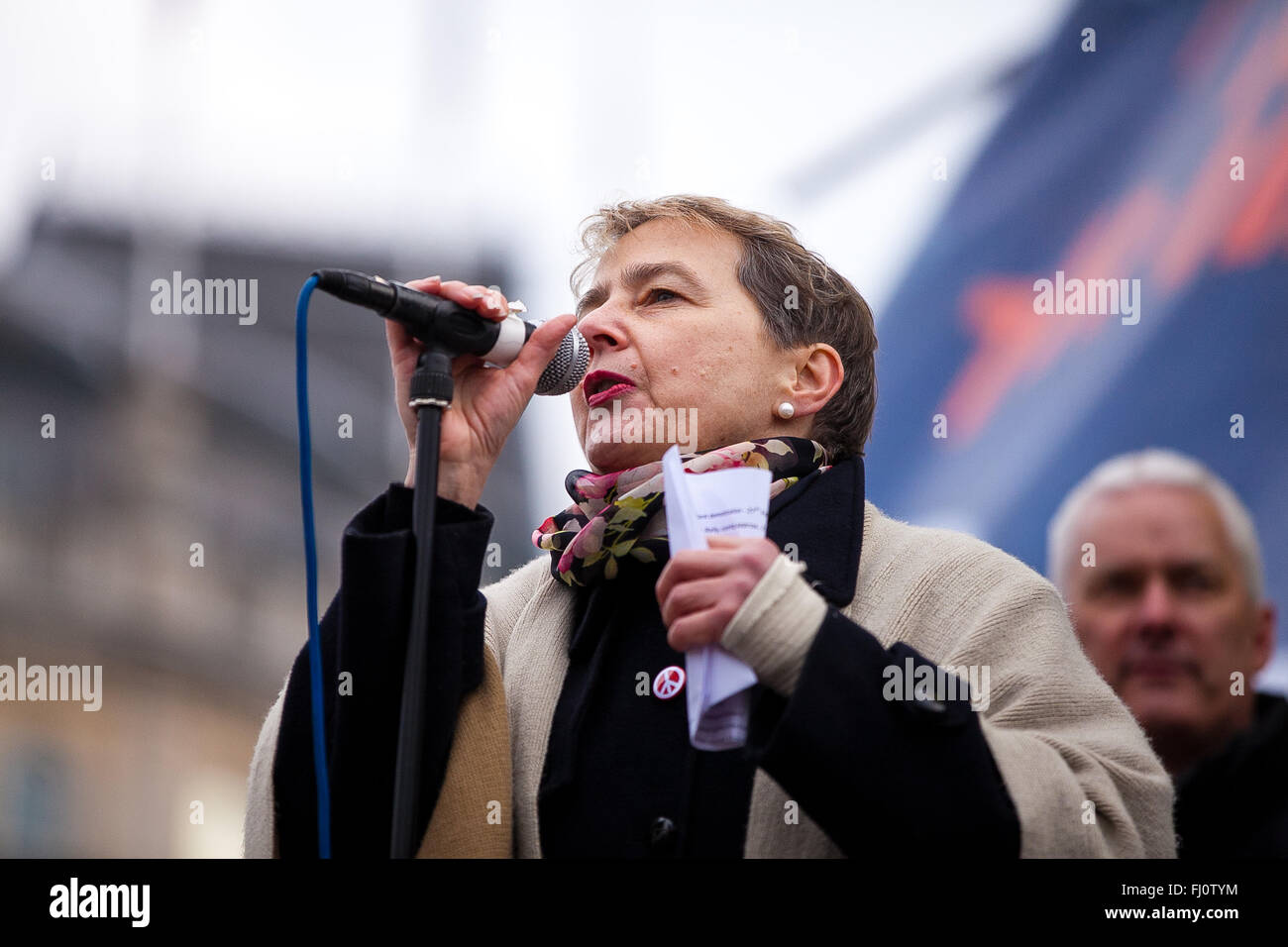 Londres, Royaume-Uni, 27 février 2016 - Kate Hudson, secrétaire général de la campagne pour le Désarmement Nucléaire (CND), traite de la manifestation contre le renouvellement du Trident à Trafalgar Square. Des milliers de personnes, rejoint par des responsables politiques et les dirigeants des syndicats de participer à une manifestation nationale contre le renouvellement d'armes nucléaires Trident dans la région de Marble Arch et de rassemblement à Trafalgar Square. La manifestation organisée par la campagne pour le désarmement nucléaire et appuyé par Coalition contre la guerre. Banque D'Images