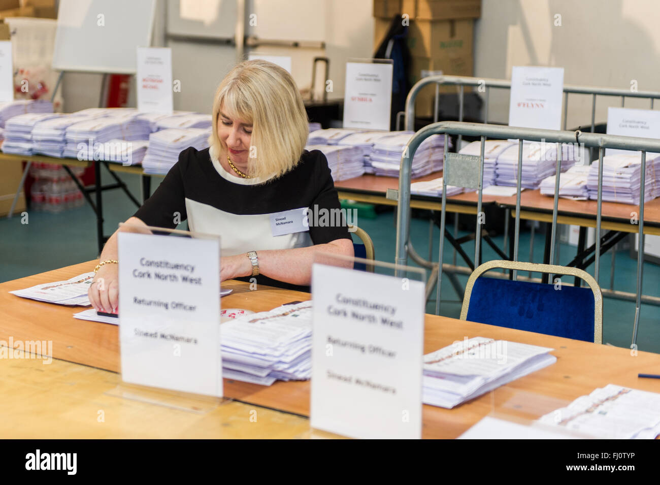 Ballincollig, Irlande. 27 février 2016. Le directeur du scrutin de Cork North West, Sinead McNamara, a fait les timbres des voix gâtées avant l'annonce du premier décompte à Coláiste Choilm lors de l'élection générale irlandaise de 2016. Crédit : AG News/Alay Live News Banque D'Images