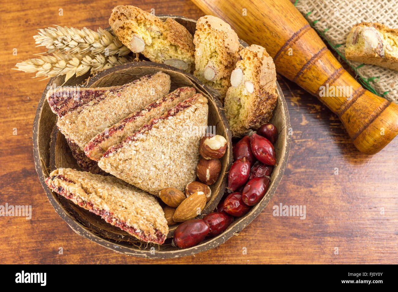 Partie intégrante des cookies aux amandes et cynorrhodons servi dans une noix de coco Banque D'Images