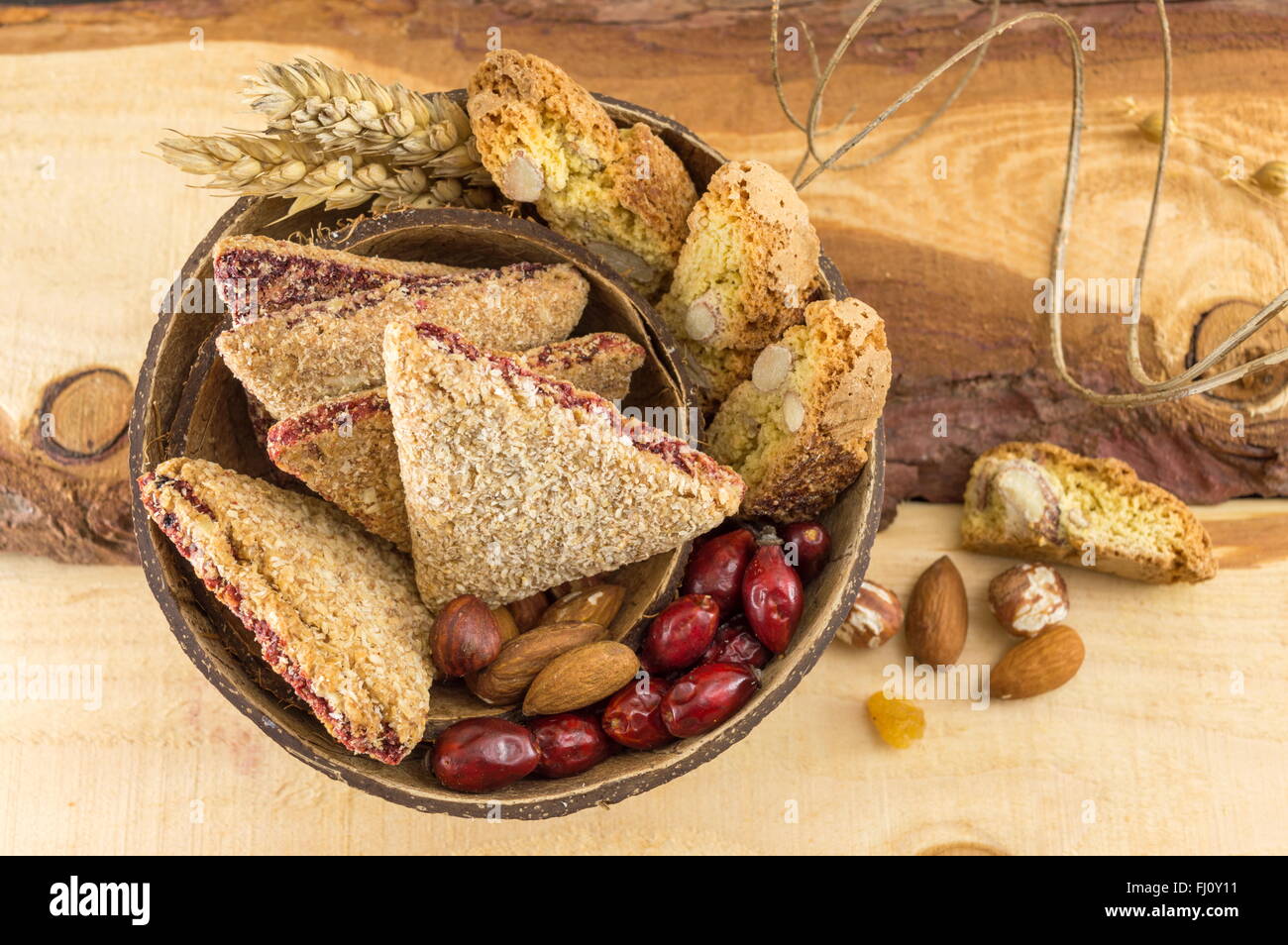 Partie intégrante des cookies aux amandes et cynorrhodons servi dans une noix de coco Banque D'Images