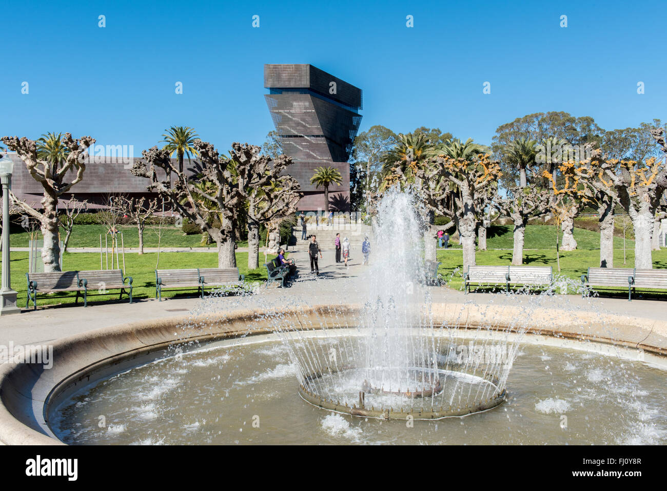 Fontaine dans le parc du Golden Gate, avec l'Art de Young Museum en arrière-plan, San Francisco, California, USA Banque D'Images