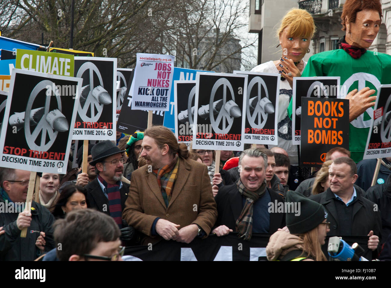 Les manifestants contre Trident ; ils portent des banderoles "Emplois non nucléaires', 'Books not Bombs". MPs nationaliste écossais dans le centre. Banque D'Images