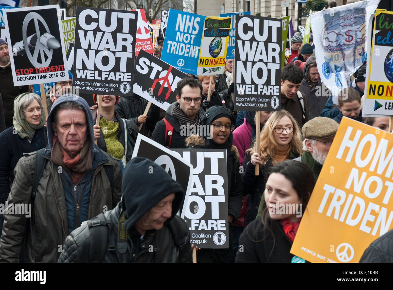 Les manifestants contre Trident ; ils portent des bannières 'Couper la guerre non pas du bien-être social' 'NHS' Trident pas. Des manifestants de l'âge et l'origine ethnique. Banque D'Images