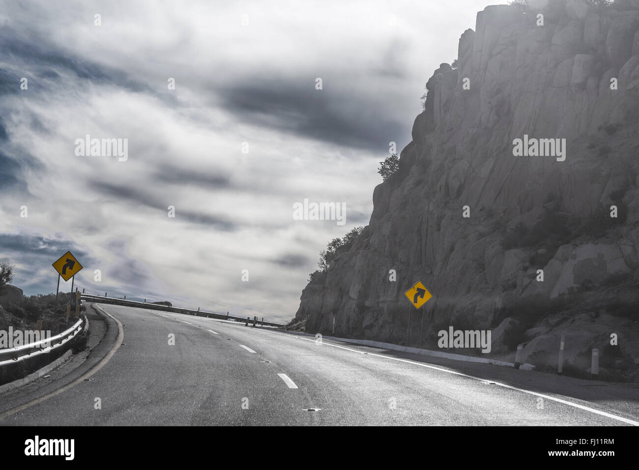 Falaise , ombre, ciel gris, forte de baisser, tout est cool, sauf le panneau jaune. La vie est dure quand tourner. Banque D'Images