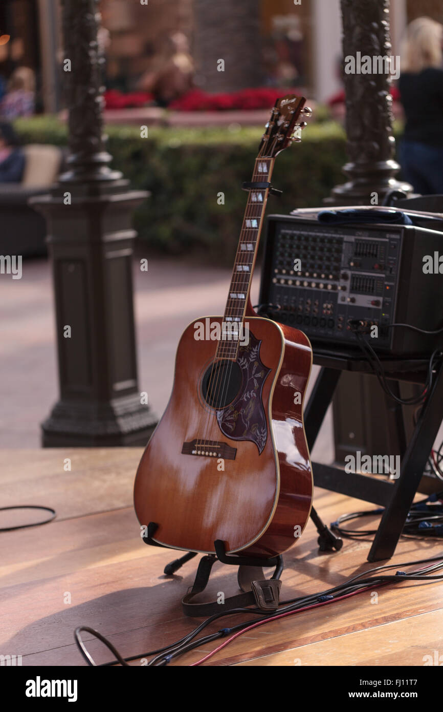 Guitare acoustique à six cordes est situé sur une position sur une scène extérieure, prêt pour un spectacle de musique. Banque D'Images