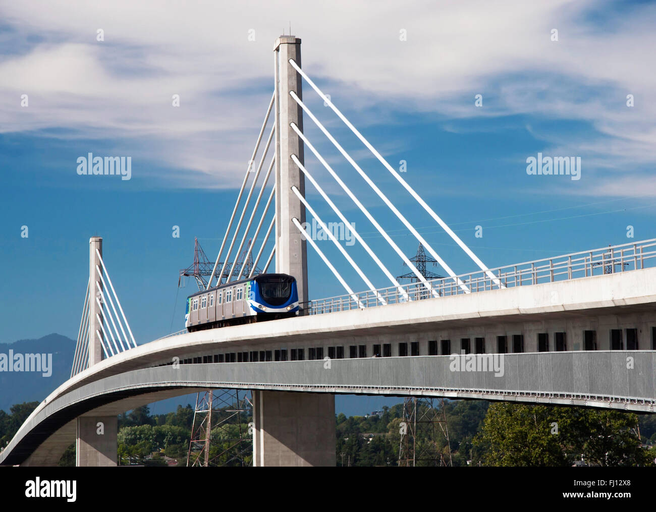Nouveau pont pédestre/cycliste transporte la Canada Line sur le fleuve Fraser. Canada Line est une ligne de transport en commun rapide dans la région de Vancouver. Banque D'Images