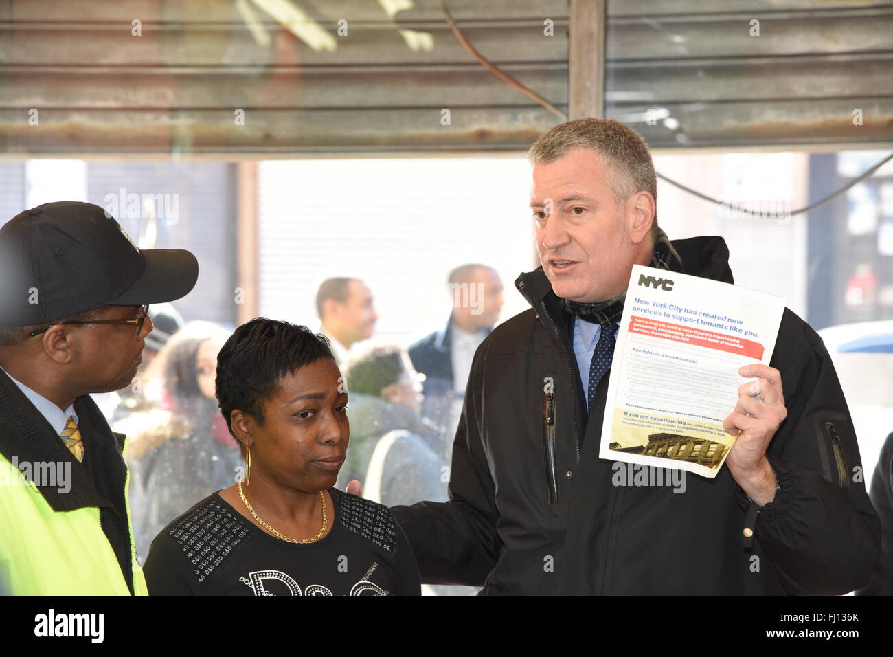 New York City, United States. Feb 27, 2016. Maire de Blasio montre droit des locataires formulaire pour P.J's propriétaire, Porta. NYC maire Bill De Blasio a rejoint le conseil municipal Membre Robert Cornegy à visiter les entreprises de Bedford-Stuyvesant à promouvoir les droits des locataires de la ville l'aide contre les propriétaires abusifs © Andy Katz/Pacific Press/Alamy Live News Banque D'Images